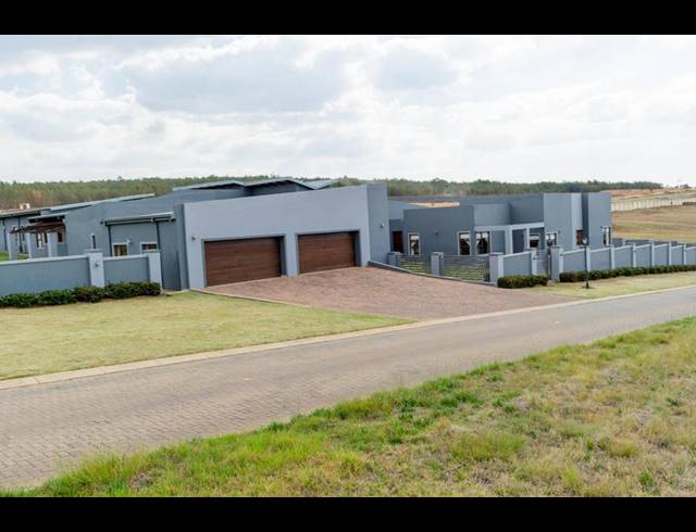 8 BEDROOM HOUSE FOR SALE IN MOOIKLOOF